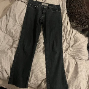 Mörka jeans - Snygga märka jeans 