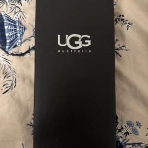 Ugg vantar - Nya ugg vantar aldrig använda 