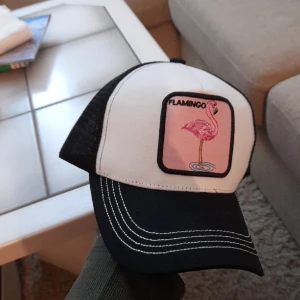 Flamingo keps  - Passar alla, den är helt ny oanvänd, fick den av en kompis som present. Skick 10/10