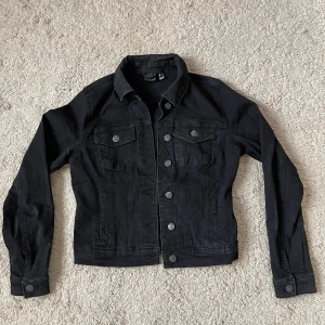 Jeansjacka  - Svart jeansjacka från vero moda❣️ kommer ej till användning längre men i vädligt fint skick. Skriv för fler bilder❣️i storlek S Pris kan diskuteras 