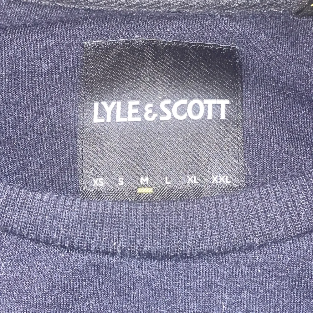 Lyle & Scott tröja | Skick 9/10 | Använd men i fint skick inga defekter | Size M | Pris 250 kr | Nypris 500 kr | Du står för frakten | Hör av dig vid funderingar!. Tröjor & Koftor.