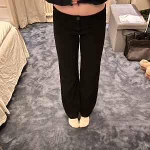 Low waist kostymbyxor  - Lågmidjade kostymbyxor från Nelly i storlek 32. Säljer pga att dem inte kommer till användning längre. Midjemått rakt över 38cm och innerbenslängd 76cm. Nypris 399kr💗