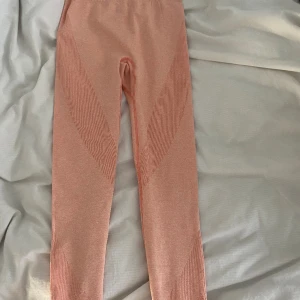 Träningsbyxor - Fina träningsbyxor från lager 157 använda ca 3 ggr, inga defekter, hög i midjan. Skriv för fler bilder!