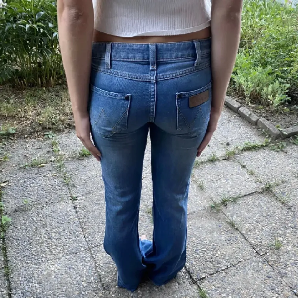 Så snygga!! Midjemått 38cm, innerbenslängd 82cm 💓. Jeans & Byxor.