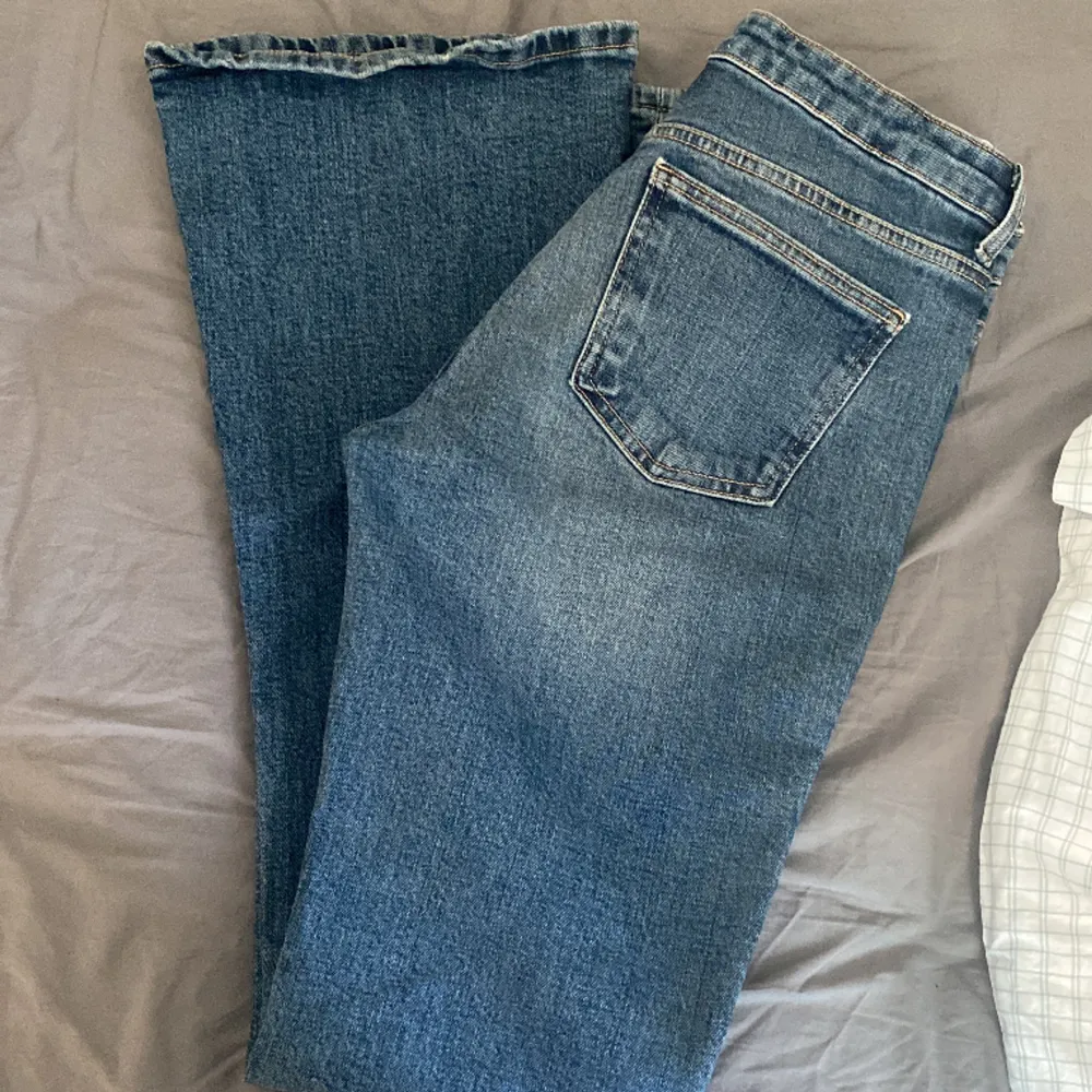 Säljer min systers nästan helt nya zara jeans då dom inte passar henne, använda 3 gånger så väldigt bra skick! Säljs inte längre och väldigt populära, lågmidjade och bootcut, bara att skriva vid funderingar!🫶🫶. Jeans & Byxor.