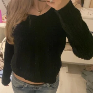 Svart stickad tröja - Fin stickad tröja från ONLY ❤️passar inte mig längre och därför säljer den. Inget tecken av användning