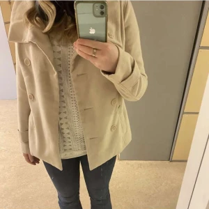 Supersnygg Beige kappa - Säljer en super snygg beige kappa, nästintill oanvänd, superfint skick💕 köpare står för frakt 