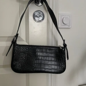 Väska - En jättefin lite axelväska som passar till allt! Den är i ny skick och knappt använd. Köpt för 299kr och kan diskutera priset. ❤️✨