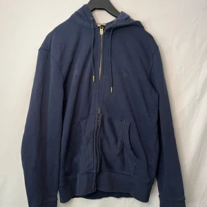 Burberry hoodie  - Marinblå Burberry hoodie | skick 8,5/10 | Storlek M | Passar dig som är 175-185 cm lång | Pris: 1099kr | Inhandlad på NK 2019 | Fraktar via PostNord och Instabox på köparens bekostnad:)  Hör av dig vid frågor och funderingar mvh