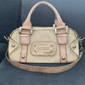 Guess väska - Jättefin väska från guess!  Många fack på insidan vilket är superbra💕 skriv om du har några frågor eller funderingar!