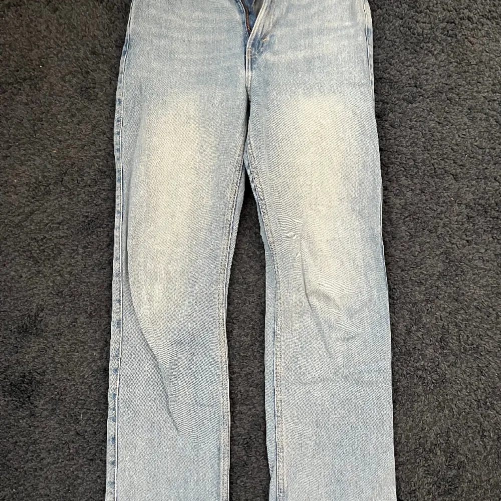 Högmidjade jeans från Weekday i fint skick!. Jeans & Byxor.