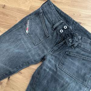 Så himla snygga lågmidjade vintage diesel jeans som tyvärr är för små för mig. Lite slitningar nedtill, men i övrigt fint skick.  Innerbenslängd 79 cm och midjemått tvärs över 36 cm. 🖤