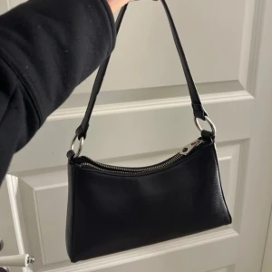 Svart handväska - Säljer nu min fina handväska då jag köpt en ny! Inga fel på den, köpt tror jag från pull&bear. 🫶