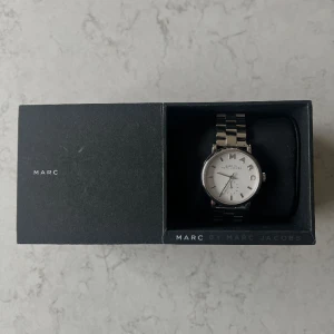 Marc Jacobs klocka - En silvriga fin klocka från marc Jacobs i super bra skick! 🪩🫶🏼