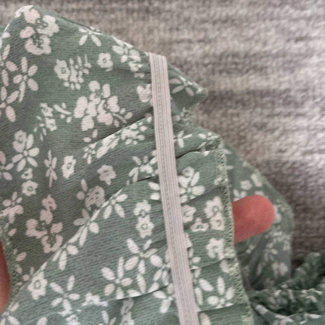 Grön blommig tröja  - 90