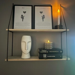 Två tavlor HLR och luftvägsstopp  - Säljer dessa två snygga tavlor från Akut UF (luftvägsstopp och HLR) med flicka som motiv🥰