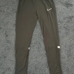 Nike träningsbyxor - Nya träningsbyxor med prislapp!