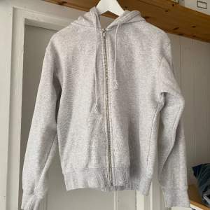 Ljusgrå zipup hoodie från Brandy Melville! Välanvänd men i mycket fint skick! Skriv om ni har frågor⭐️