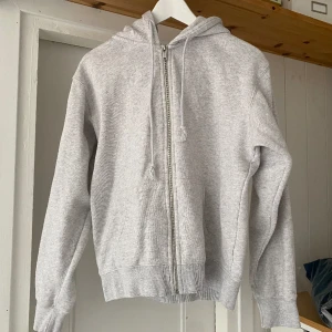 Brandy Melville ziphoodie - Ljusgrå zipup hoodie från Brandy Melville! Välanvänd men i mycket fint skick! Skriv om ni har frågor⭐️