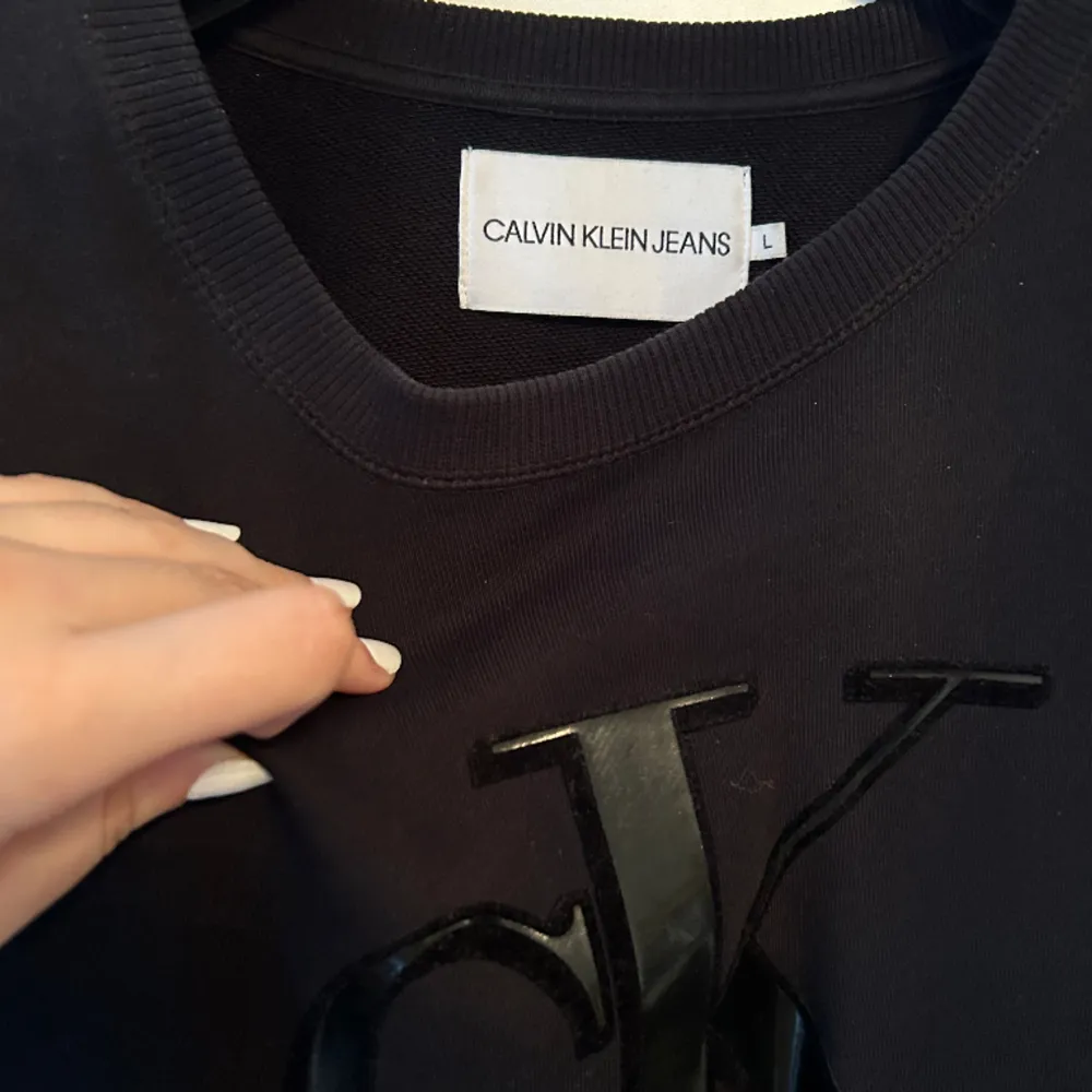 Säljer min Calvin Klein tröja i storlek L. Säljs då den blivit för stor för mig. Sparsamt använd, inga tecken på slitning. Super skön och passar bra i både varmt och kallt. . Tröjor & Koftor.