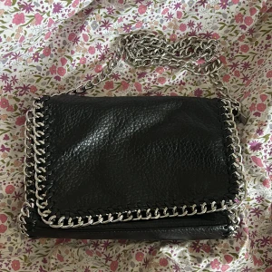 Tiamo Väska - Säljer denna väska från Tiamo då den inte används längre💓 fint skick!