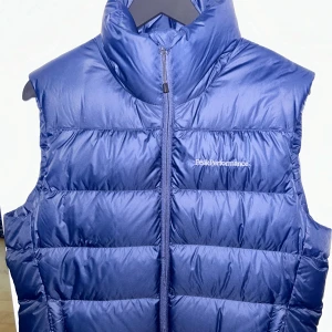 Peak performance väst - Hej! Säljer min peak performance väst, Har aldrig använts pga att den inte passar. Fler bilder kan tas privat!