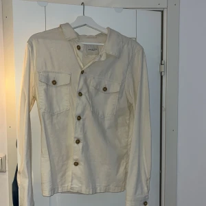 Overshirt - Säljer denna goa overshirt från selected homme! Inga defekter eller liknande! Linnen material. Perfekt till sommaren!