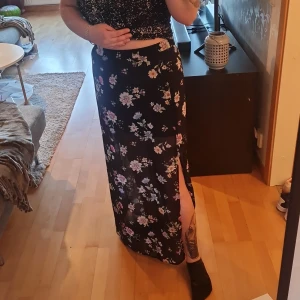 Kjol - En långkjol med genomskinligt material så är en kort kjol under. Använd en gång.