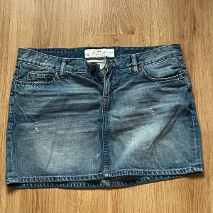 Kort jeanskjol  - Supersnygg kort jenskjol från H&M! Storlek 42 men skulle säga att den passar redan från en större M
