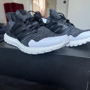 Adidas x Game of Thrones Ultra Boost - Samarbete mellan Adidas och Game of Thrones med temat Nights Watch. Limited edition som släpptes 2019 och såldes då för 180 dollar, nu säljs dem för omkring 1700 till 3000 kronor på StockX.  Helt oanvända och 