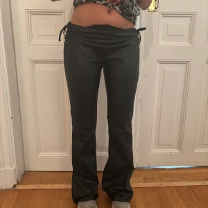 Skinnbyxor med knytning - så snygga skinnbyxor,( de är en flärp innan magen som ska vara nerfälld inuti byxorna) Storleken är L men passar mer S!
