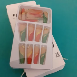 Press on nails - Press on nails