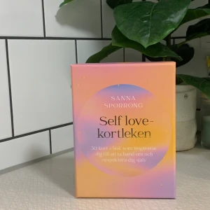 Self love-kortleken (Sanna Sporrong)  - ”Self love-kortleken innehåller 50 kort som planterar positiva frön i form av inspiration, tips och uppdrag för att öka kärleken till sig själv. Genom att dra ett kort dagligen får du en ny infallsvinkel på hur mental och fysisk hälsa kan….” 