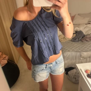 Tshirt med paljetter  - Mörkblå snygg tshirt 