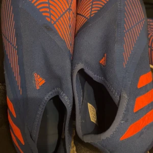 Fotbollskor - Hej säljer 3 par skor 1 par cr7 skor Ronaldo hade typ 2020 och ett par preditors med laces och ett par utan lacess som e stl 43 kan bli billigare så priset är ej hugget i Sten 