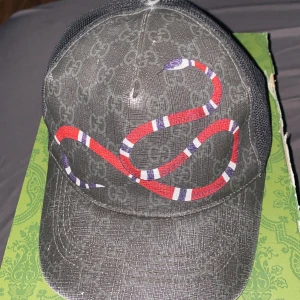 Säljer min Gucci keps🤗 - Den är i bra skick passar till många outfits men dags o sälja den för har skaffat en ny 