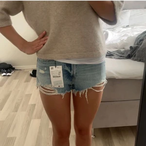 Jeansshorts  - Jeansshorts från zara i 34, prislappen borttagen men endast testade! 🙂