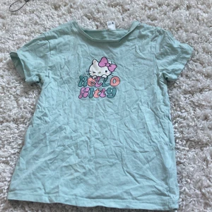 Hellokitty baby tee  - Gullig Hello Kitty baby tee från Hm som tyvärr inte kommer till användning, kontakta för fler frågor