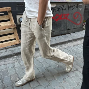 Linnebyxor  - Säljer dessa feta linnebyxor nästintill oanvända. Byxorna är i mycket bra skick och perfekta till sommaren