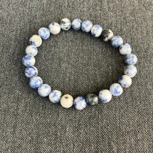 Armband gjord av blå aktiga pärlor. Använd en gång 