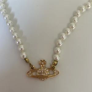 Vivienne Westwood - jättfint Vivienne Westwood pärl halsband i jättebra skick, användt fåtal gånger🙏🏼😍😍pris kan diskuteras!!