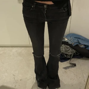 Lowwaist gråa jeans - Lowwaist bootcut jeans med hål!