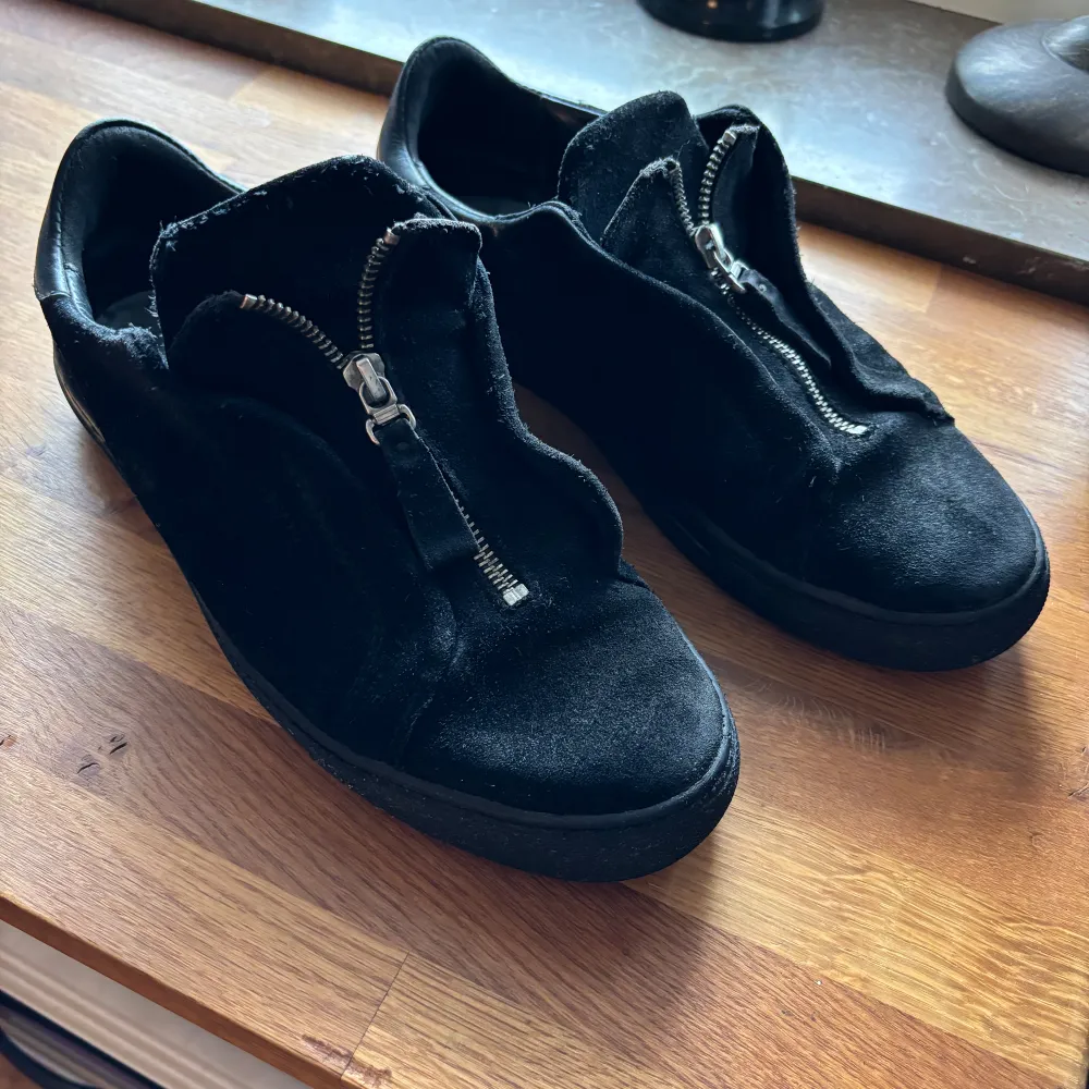 Säljer nu mina arigatos då jag har köpt nya skor, dem är inte i sitt bästa skick derför säljer jag dem så billigt, köpte för 2550kr, lite slitage på dem men inget synligt när man har på dem, har kvar skolåda och dustbag inget slitage på de.. Skor.