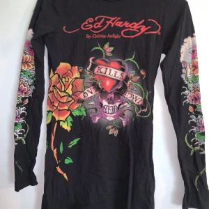 Ed hardy tröja - ASSNYGG ed hardy tröja, som tyvärr är för liten för mig :( passar nog S/XS💗