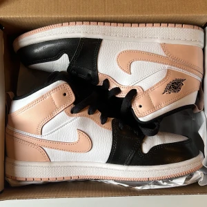 Jordans 1 Mid - Säljer dessa Jordans 1 mid i storlek 35, Väldigt bra skick, endast använd två gånger! 