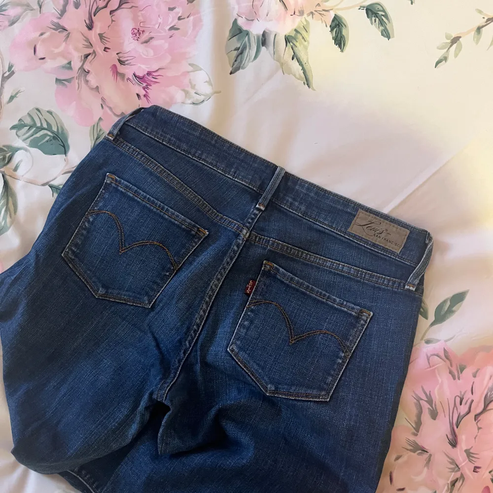 Super snygga lågmidjade jeans som jag nyligen köpt, men insåg att dom tyvvär var lite för korta på mig. Passar runt 160-165 i längd och S i midjan🥰🥰. Jeans & Byxor.