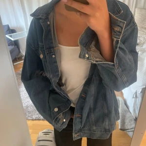 Jeansjacka  - Jeansjacka från hm, säljer då den ej kommer till användning. Tecken på användning finns men den är fortfarande väldigt fräsch och inte alls sliten