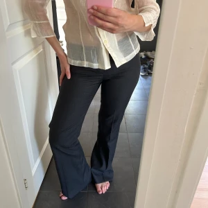 Lågmidjade byxor  - Säljer dessa supersnygga lågmidjade byxorna köpt på Plick🎀tyvärr lite för små, så säljer de vidare! Står ingen storlek, men skulle säga att de är xs-s och jag är 160 cm lång. Knappen är lite sönder som ni ser i bild 4, men inget som stör så mycket.