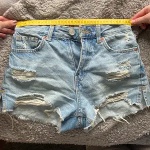 Säljer dessa as snygga jeans shorts från new yorker i storlek xs. Midjemåttet och gylfens mått är med på bild. Säljer då de tyvärr är för små för mig. Aldrig använd, bara testad och inga defekter❤️ hör av er frågor!! 