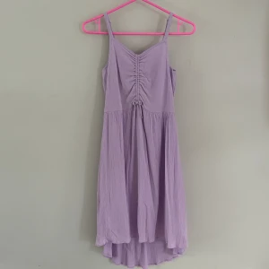 Sommarklänning  - Lång sommarklänning med tunna axelband, fint skick och använd endast några gånger. 